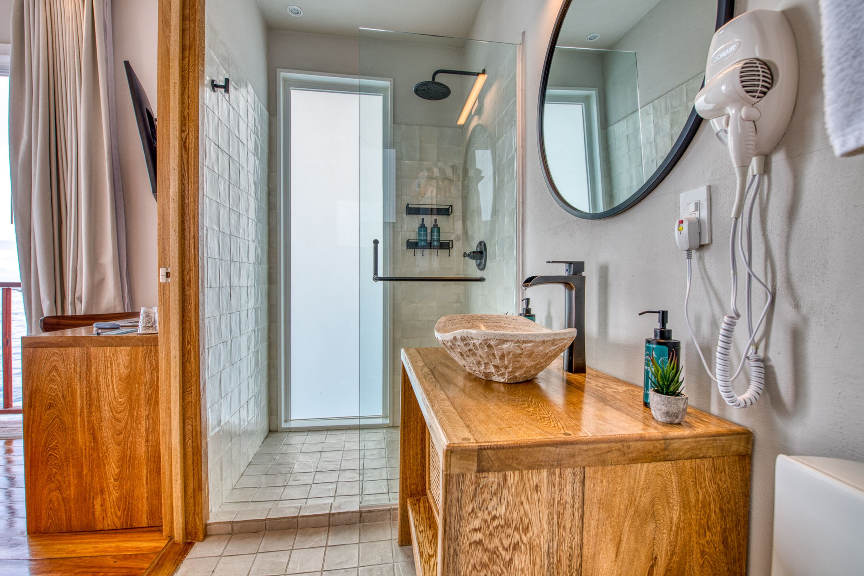 Photo - Tropical Suites Hotel