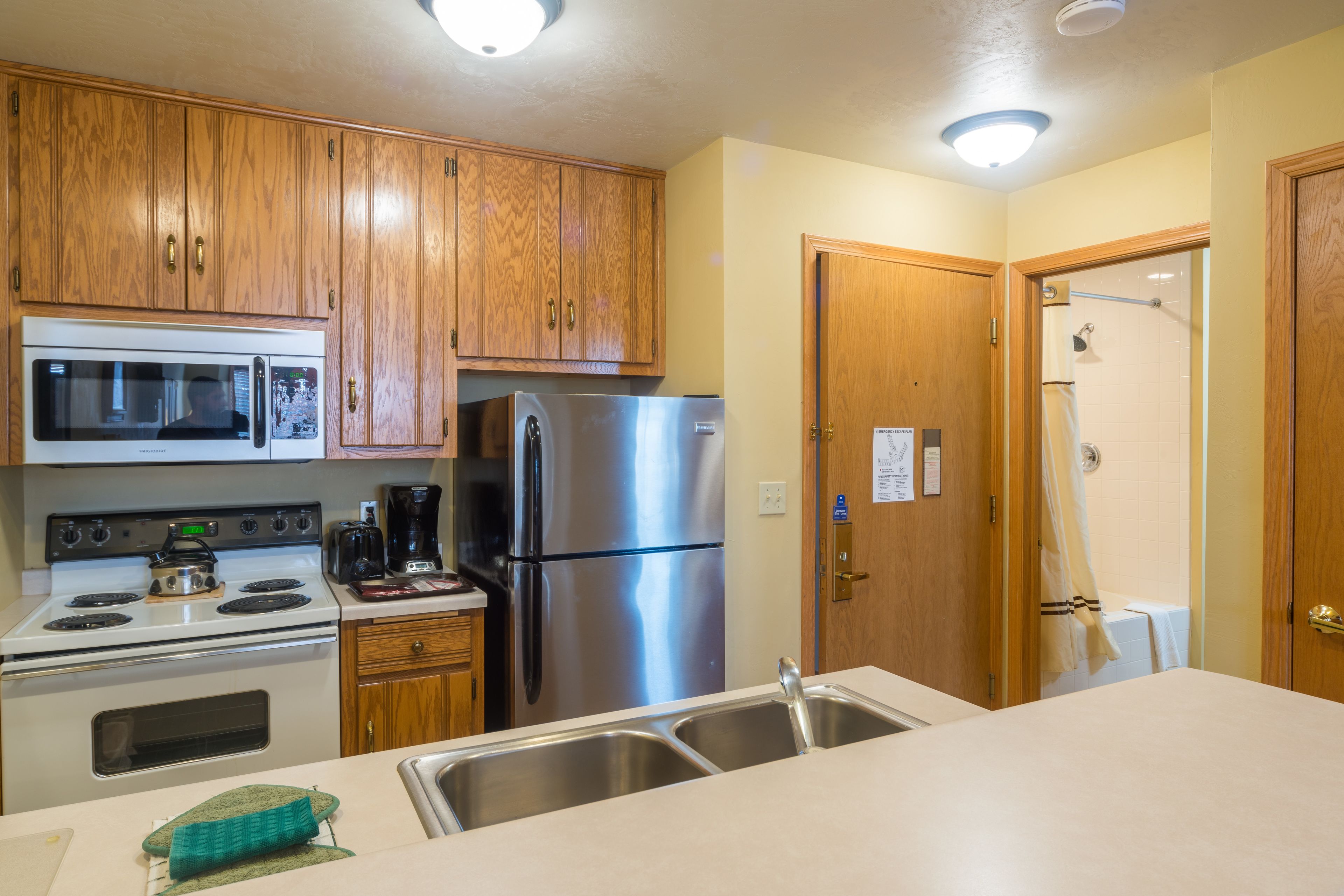 full-sized fridge, microwave, oven, stovetop