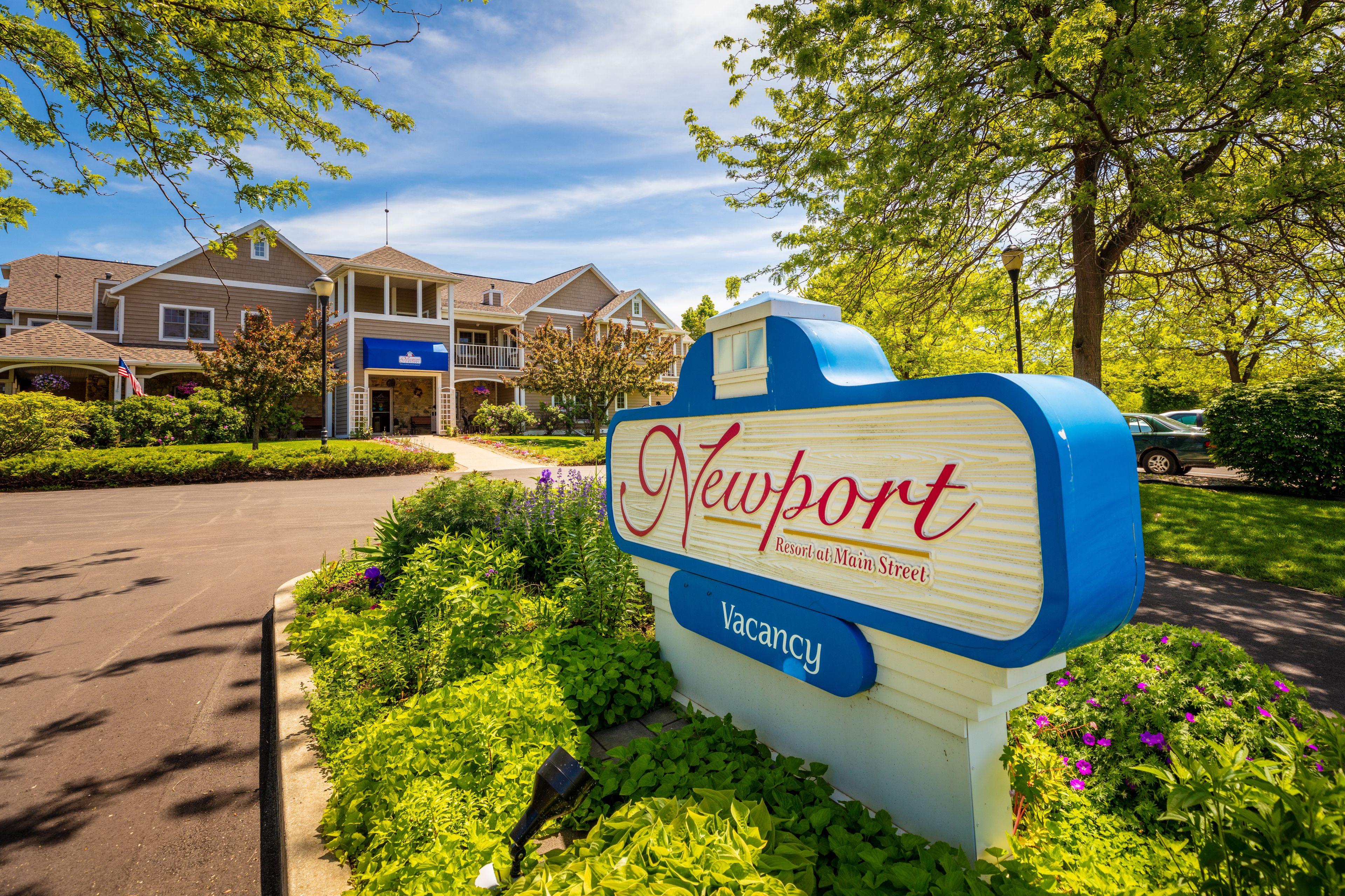 A hotel sign indicating a vacancy at Newport Resort at Main Street.