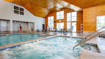 Innenpool, Außenpool (je nach Saison geöffnet), Sonnenschirme