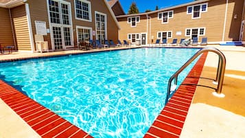 Piscina coperta, piscina stagionale all'aperto, ombrelloni da piscina