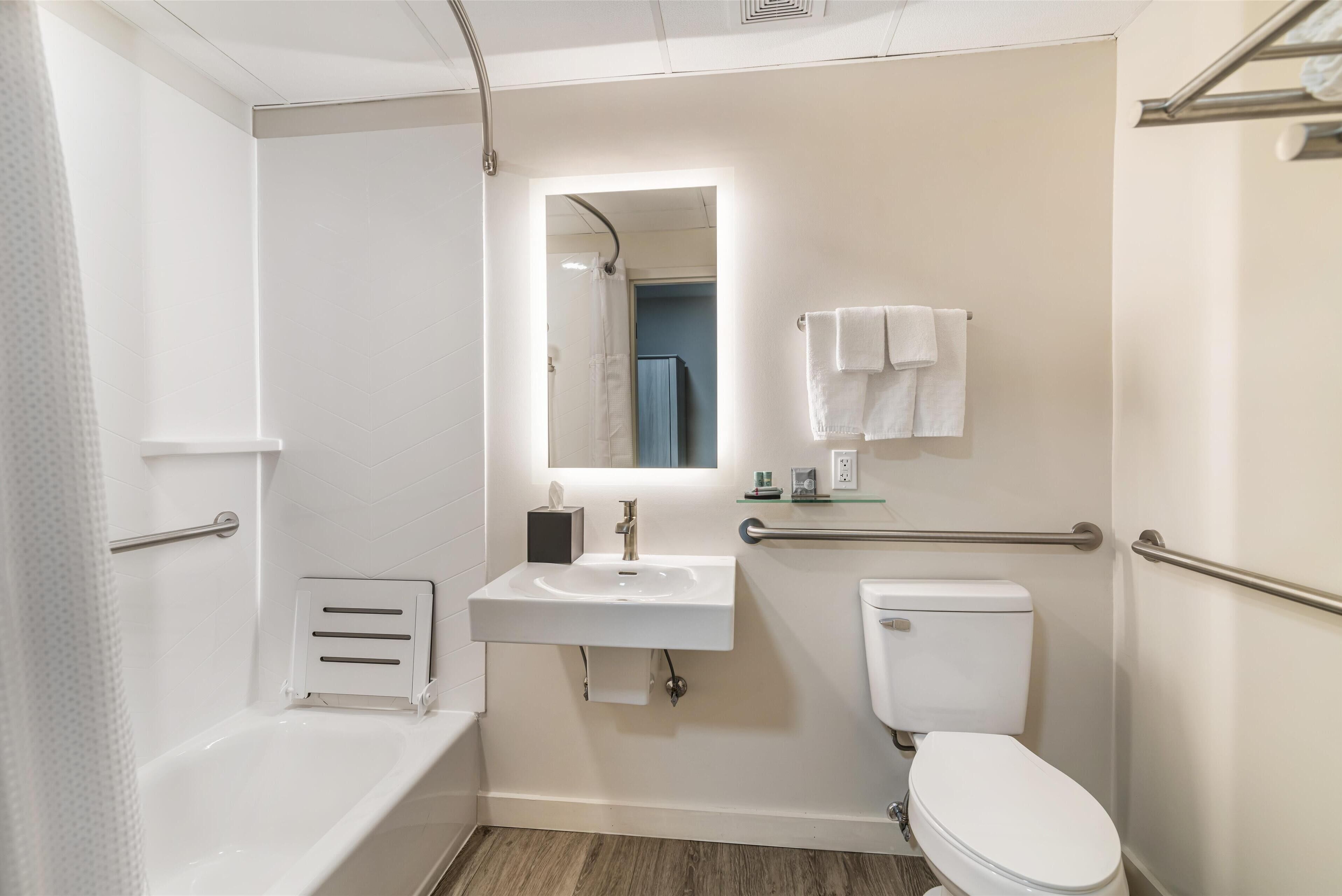 Standaard kamer, 2 queensize bedden, toegankelijk voor mindervaliden, bad | Badkamer | Gratis toiletartikelen, een haardroger, handdoeken, zeep