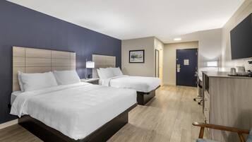 Quarto standard, 2 camas Queen, para não fumantes (Walk-in Shower;Pet Friendly) | Escrivaninha, espaço de trabalho para notebook, cortinas blackout