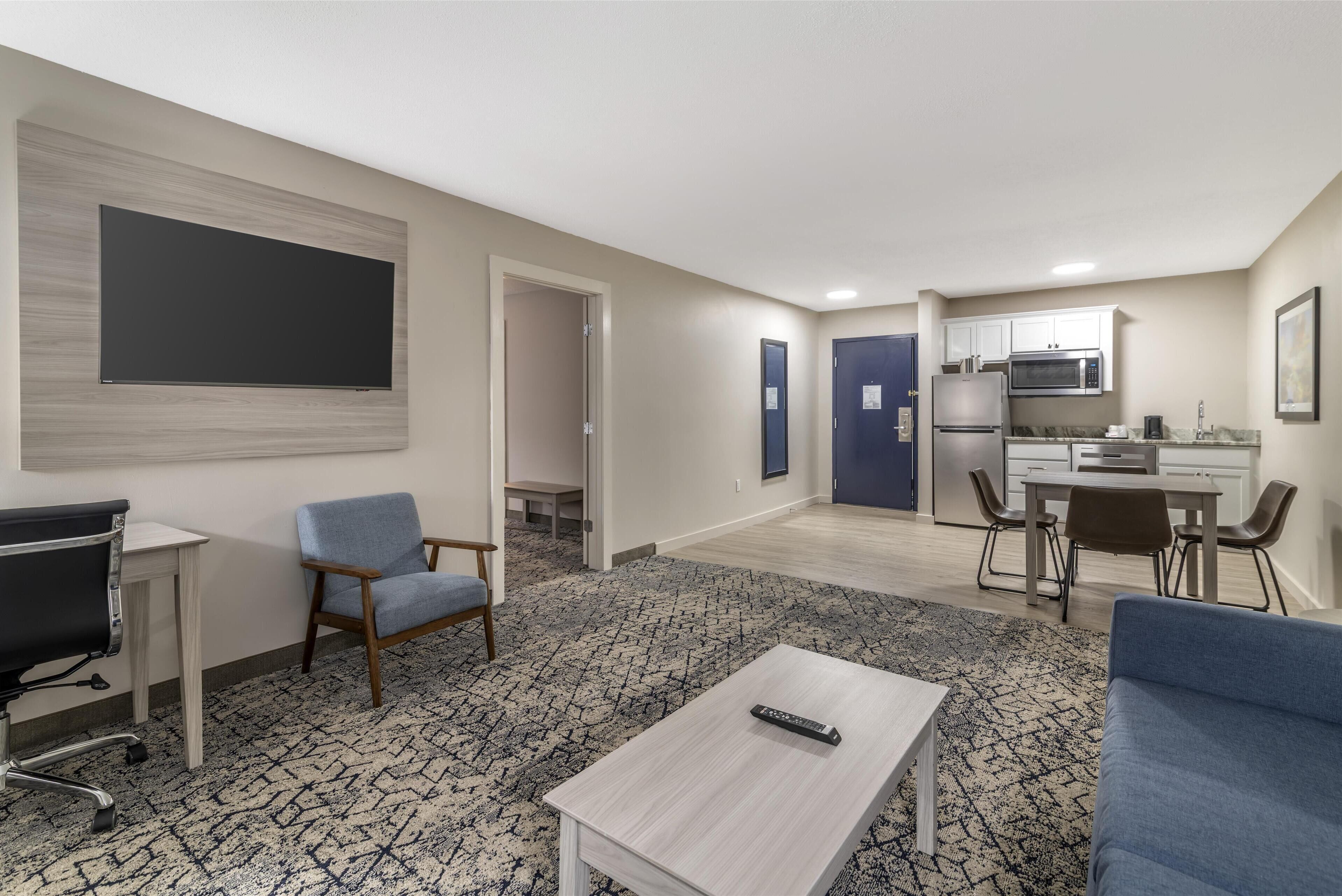 Suite, 1 très grand lit, non-fumeur, cuisinette (with Single Sofabed) | Bureau, espace de travail pour ordinateurs portables
