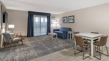 Una scrivania, postazione laptop, tende oscuranti, ferro/asse da stiro