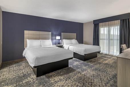 Escritorio, espacio para trabajar con laptop y cortinas blackout