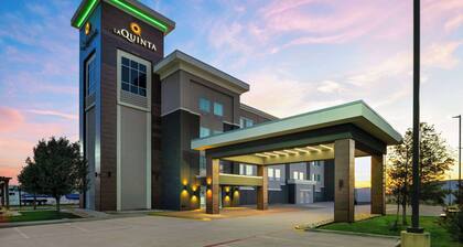 La Quinta Inn & Suites by Wyndham Denton - University Drive