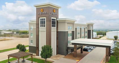 La Quinta Inn & Suites by Wyndham Denton - University Drive