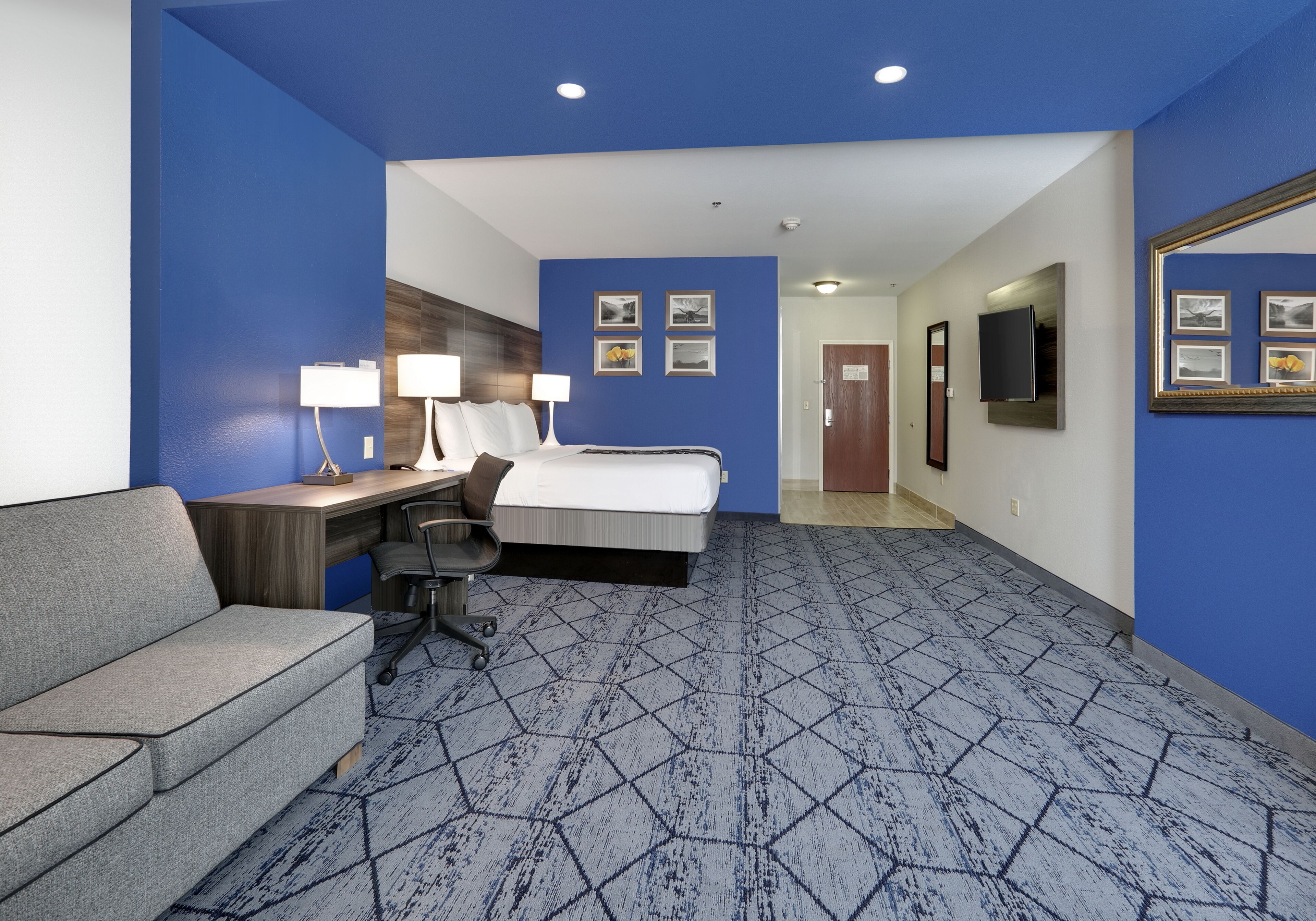 executive studio suite, 1 king bed, non smoking | living area | 42-inch flat-screen tv with cable channels, tv, mp3 dock