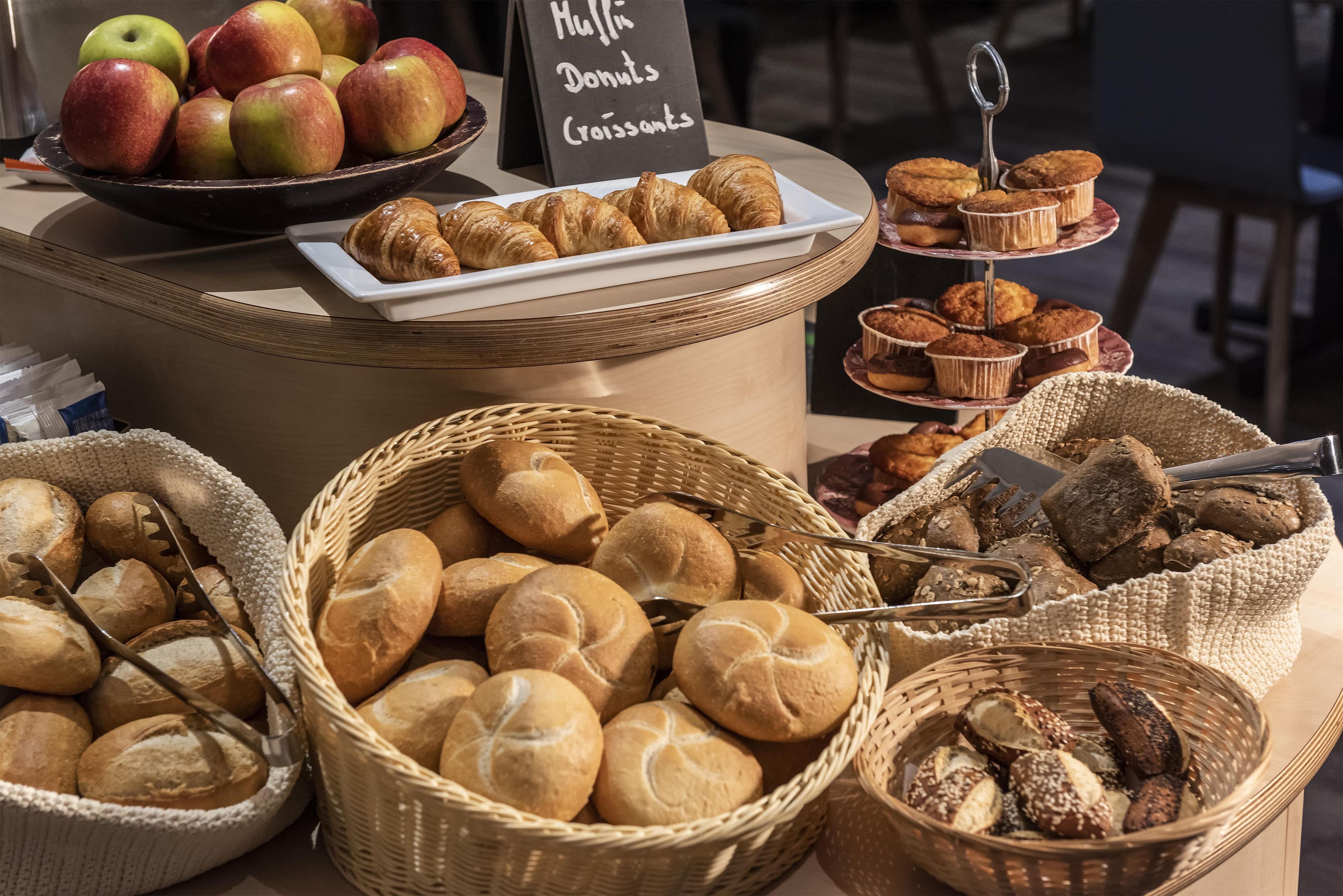 On y trouve une grande variété de produits de boulangerie, notamment du pain, des croissants, des muffins et des pommes.