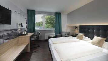 Une chambre d’hôtel moderne, dotée d’un grand lit, d’un bureau, d’une chaise, d’une télévision et d’une fenêtre avec des rideaux.