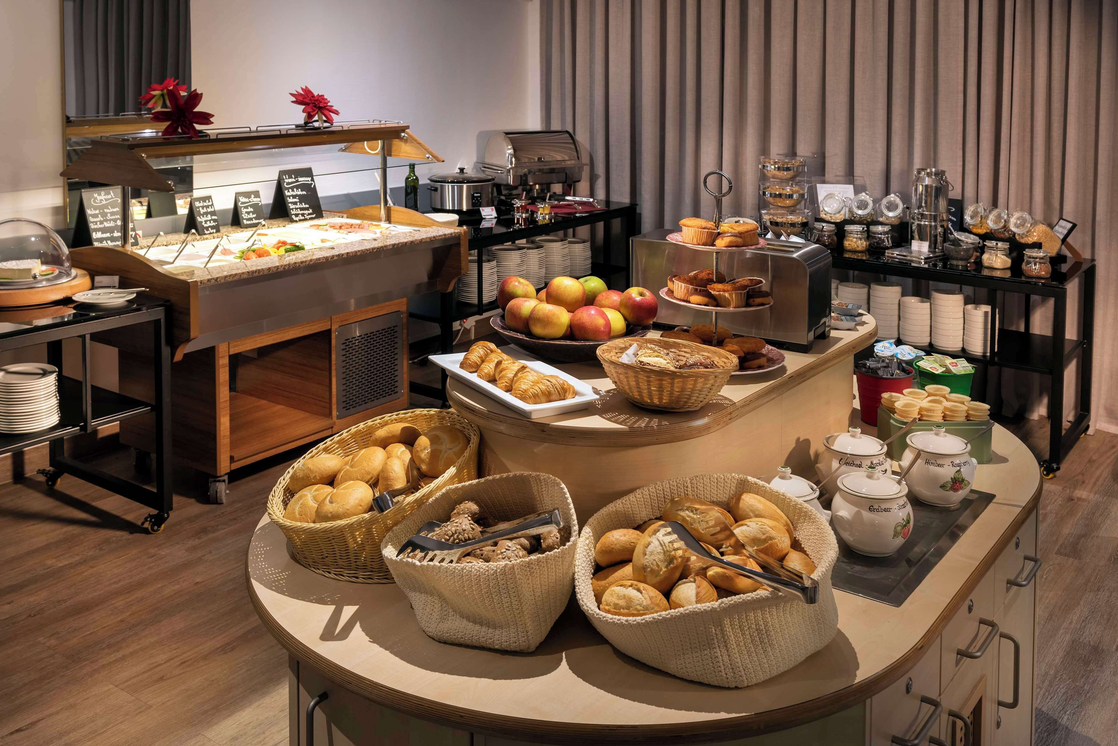 Tägliches Frühstücksbuffet (14.5 EUR pro Person)