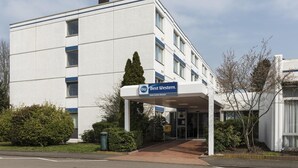 Un bâtiment d’hôtel portant une enseigne indiquant « Best Western Hotel Achim Bremen ».