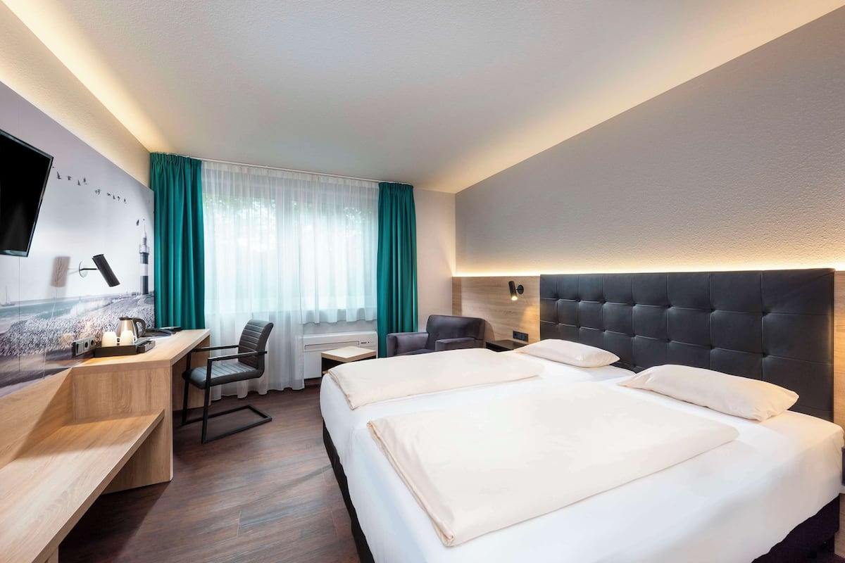 In-room safe, laptop workspace, blackout curtains, soundproofing