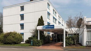 Un moderno edificio de hotel con un letrero que dice "Best Western Hotel Achim Bremen".