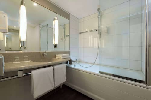 Een bad/douchecombinatie, gratis toiletartikelen, een haardroger