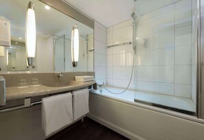 Bañera con ducha, artículos de tocador gratuitos, secador de pelo