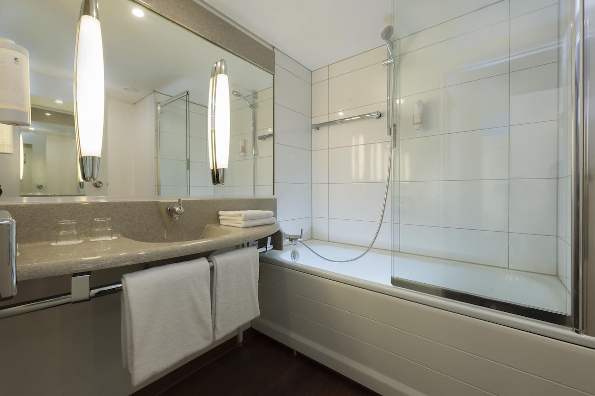 Ensemble douche/baignoire, articles de toilette gratuits, sèche-cheveux