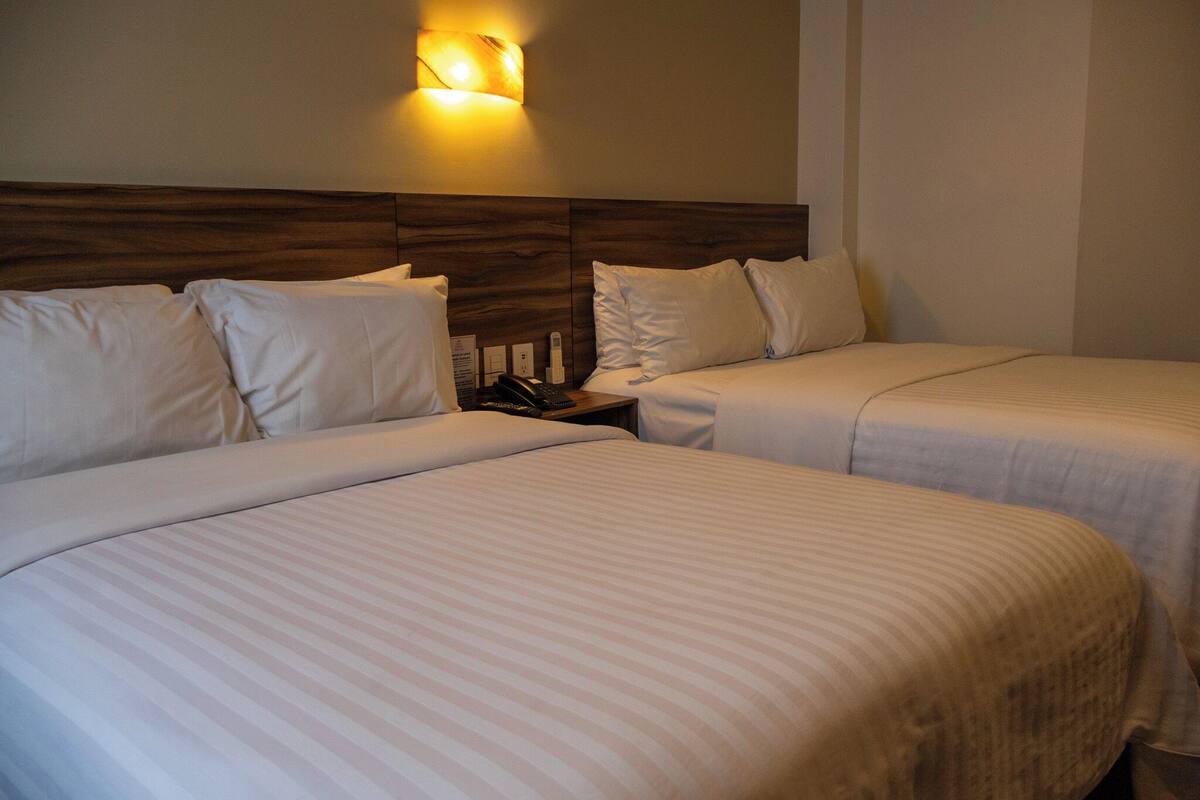 Habitación doble estándar | Ropa de cama de alta calidad y minibar