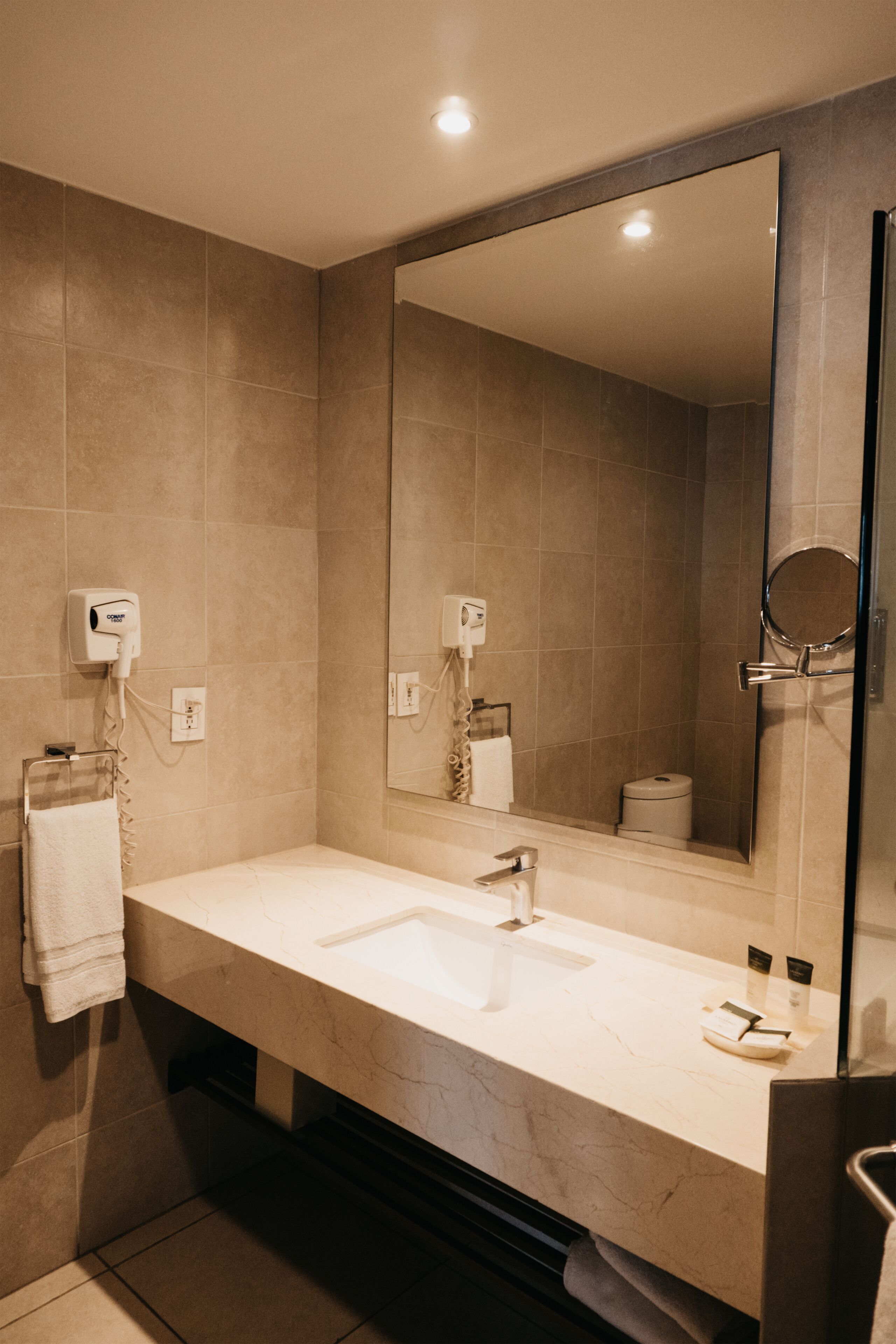 shower, rainfall showerhead, free toiletries, hair dryer