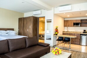 高档床上用品、迷你吧、客房内保险箱、办公桌