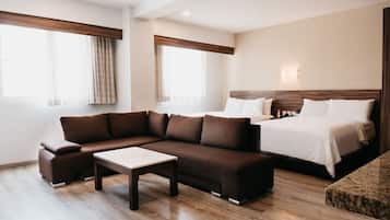 Suite junior, 2 camas dobles, cocina básica | Ropa de cama de alta calidad, minibar, caja fuerte y escritorio