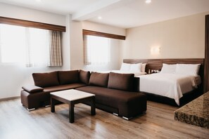 Suite junior, 2 camas matrimoniales, cocineta | Ropa de cama de alta calidad y minibar 