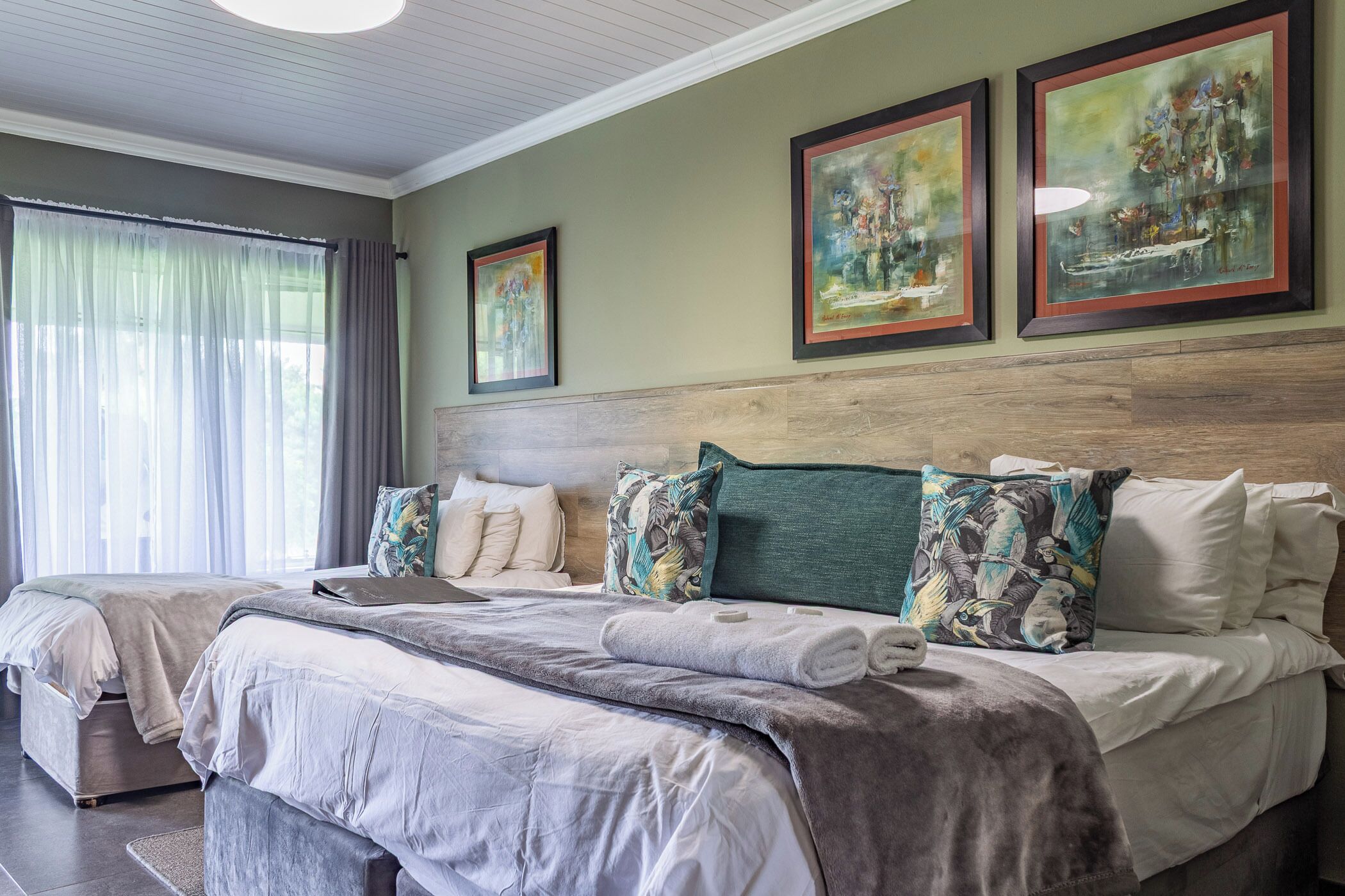 패밀리룸 | 고급 침구, 각각 다른 스타일의 인테리어, 각각 다르게 가구 비치, 책상