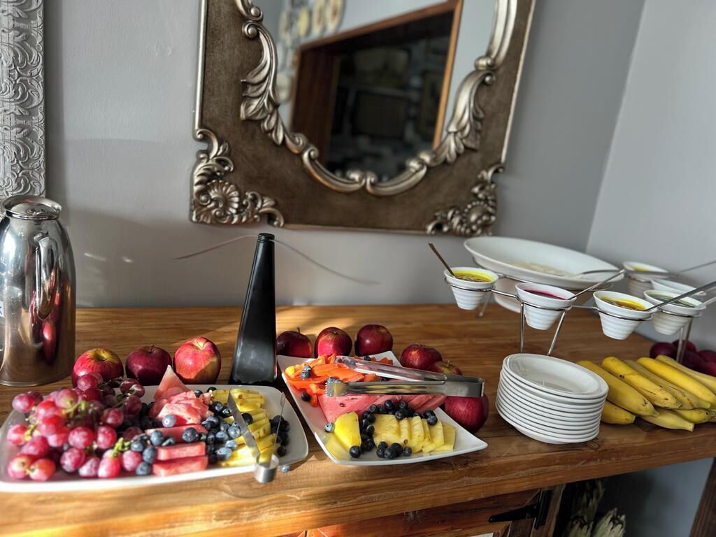 En morgenmadsbuffet med forskellige frugter og en kaffestation.