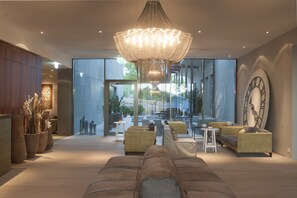 Coin salon dans le hall