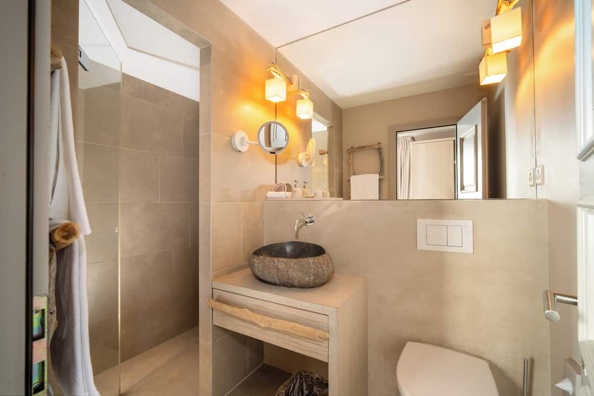 classic basic | bathroom | free toiletries, towels