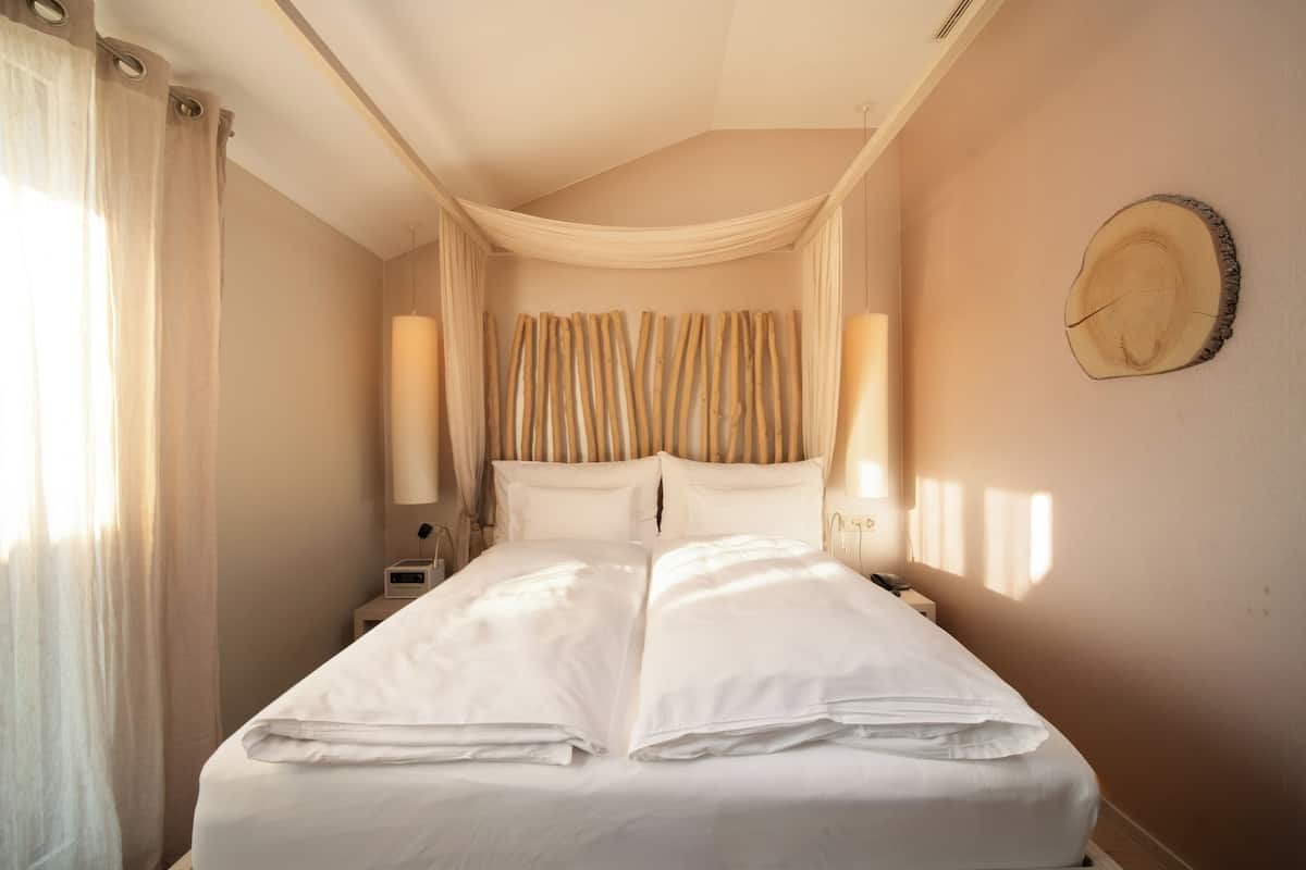 Ropa de cama hipoalergénica y minibar