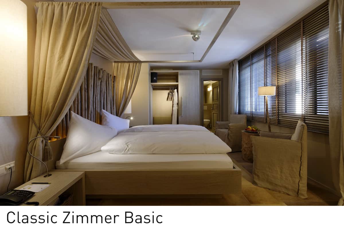 basic double room | hypo-allergenic bedding, minibar, in-room safe, desk