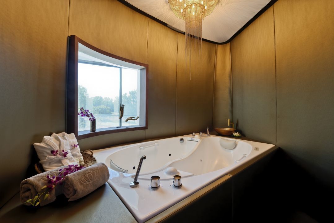 couples treatment room(s), sauna, hot tub, steam room, body treatments