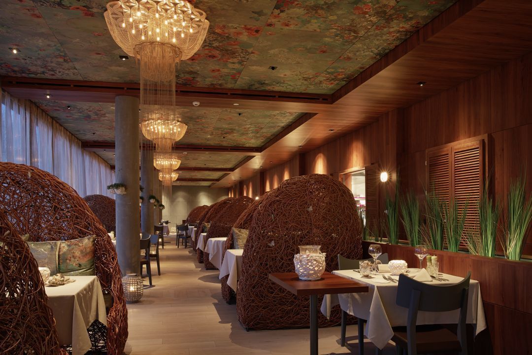 4 restaurants, breakfast, lunch, dinner served; thai cuisine