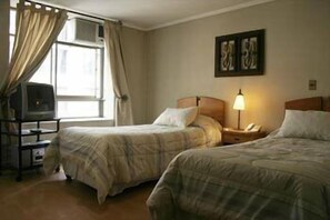 Minibar, in-room safe, iron/ironing board, rollaway beds - Bellas Artes Suites (Santiago)