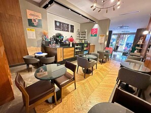 Lunch and dinner served, international cuisine