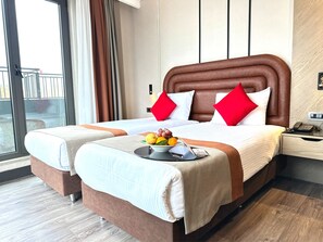 1 quarto, frigobar, cofres nos quartos, escrivaninha