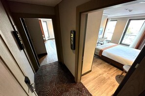 1 quarto, frigobar, cofres nos quartos, escrivaninha