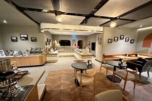 Lunch and dinner served, international cuisine