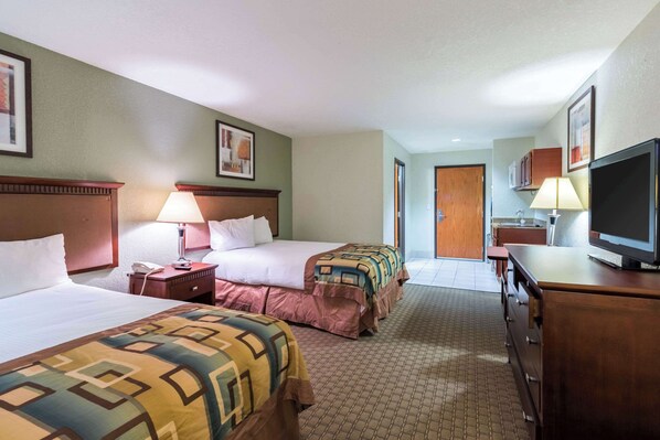 Een bureau, een strijkplank/strijkijzer, gratis wifi, beddengoed