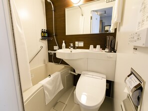 Combined shower/bathtub, deep-soaking bathtub, eco-friendly toiletries - KOKO HOTEL Ikebukuro East (Tokyo)