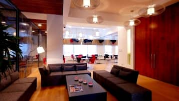 Daily buffet breakfast (CNY 78.00 per person)