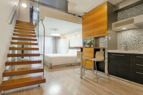 Estudio Deluxe, 2 camas de matrimonio (Loft) | Caja fuerte, escritorio, sistema de insonorización