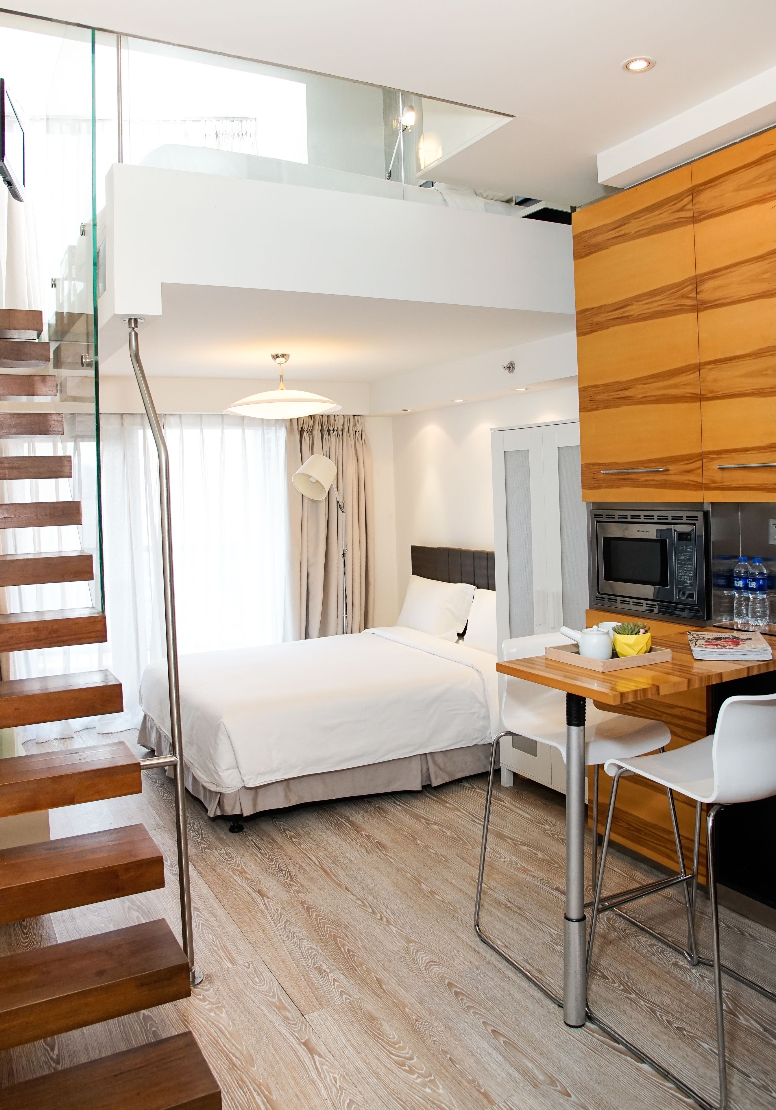 Een kluis op de kamer, een bureau, geluiddichte muren