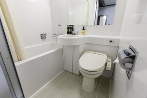 Ducha y bañera combinadas y artículos de higiene personal gratuitos