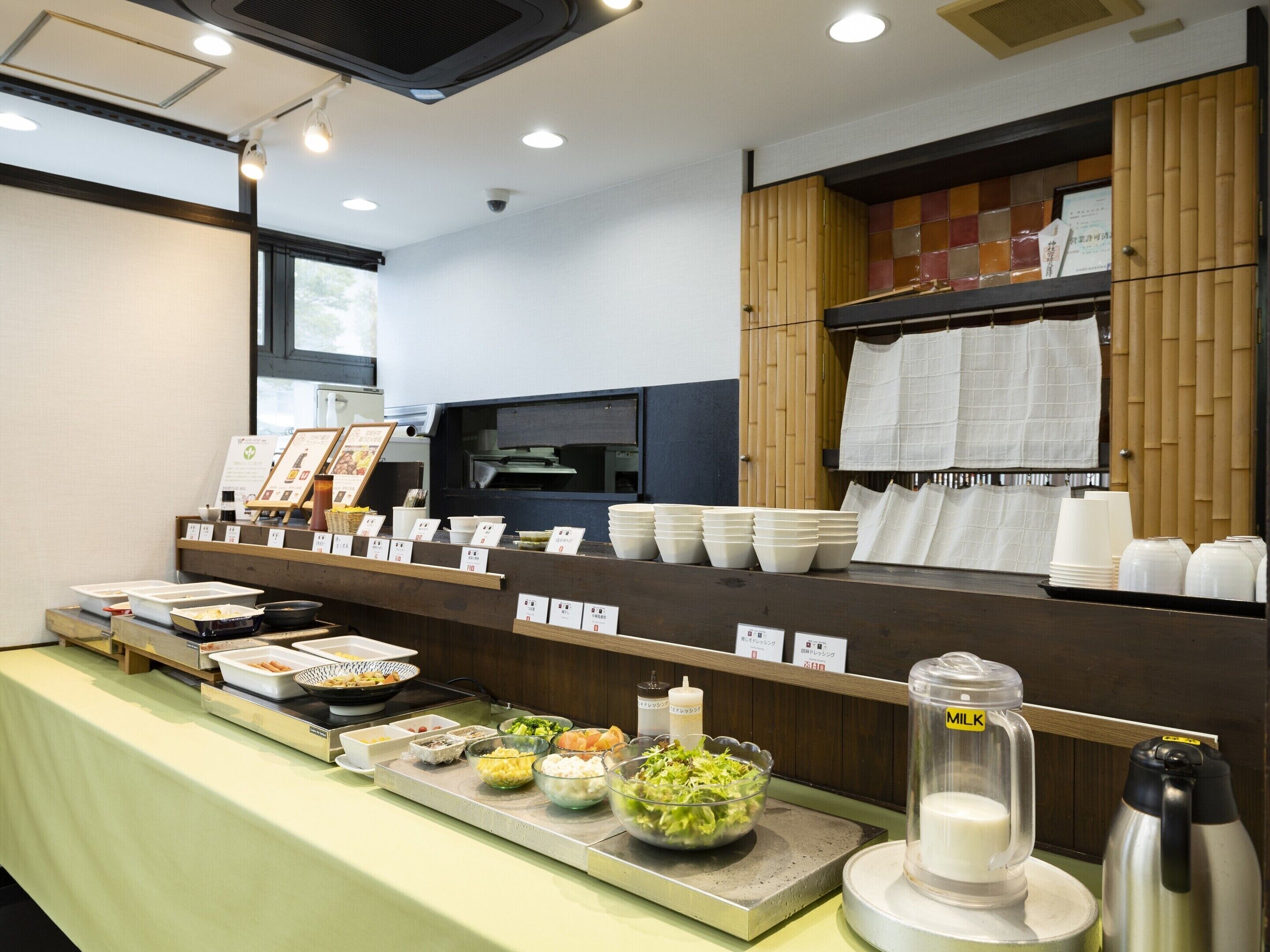 Petit déjeuner buffet (1200 JPY par personne)