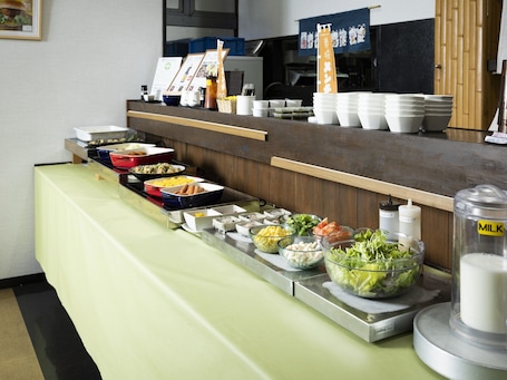Desayuno buffet diario (JPY 1200 por persona)