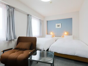 Escritorio, tabla de planchar con plancha, wifi gratis y ropa de cama 