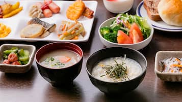 Päivittäinen buffetaamiainen (1200 JPY per henkilö)